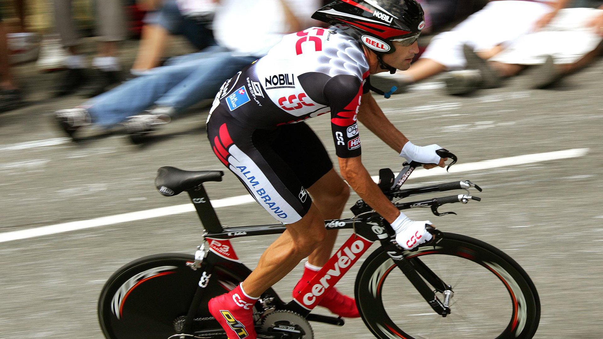 德甲极速反击:冲破防线的瞬间令人惊叹,德甲打法